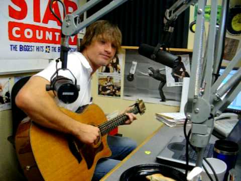 Walker Hayes plays "Pants" on John and Tammy in th...