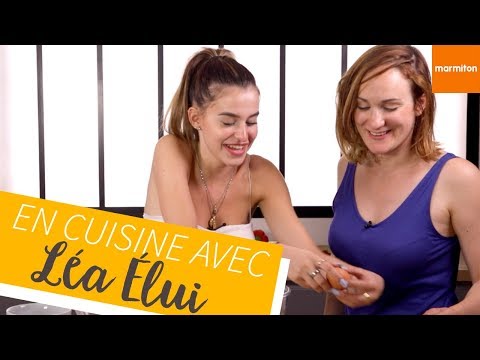Léa Elui apprend à cuisiner un tiramisu à la fraise avec Claire de Marmiton