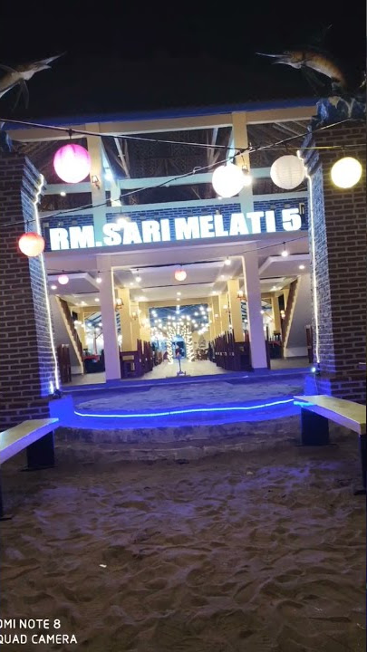 suasana lampu malam hari di pinggir pantai