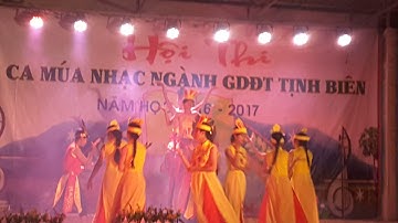 Tiết mục múa_Hào khí đất Việt ngàn đời_của Trường THCS Phan Chu Trinh.