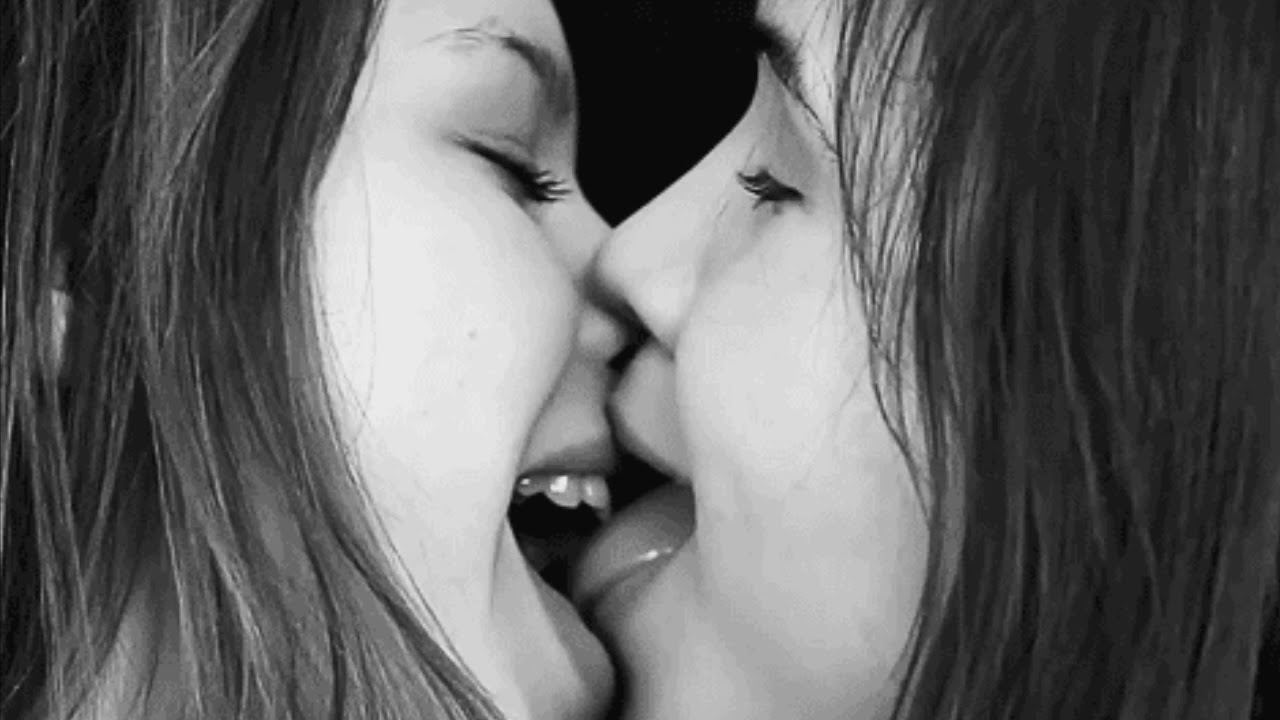 Girls Kiss Each Other And Get Their Pussy Fingered