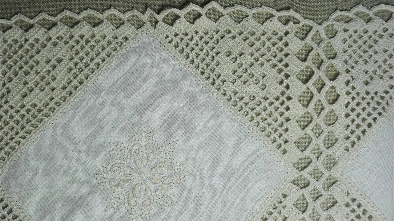 Toalha de Mesa em Quadrados de Tecido e Triângulos de Crochet