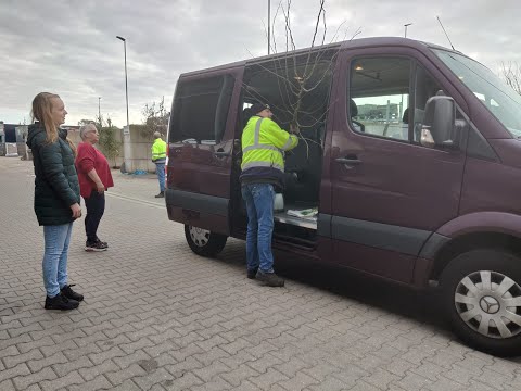 Bronckhorst deelt eerste zestig geboortebomen uit in Hengelo