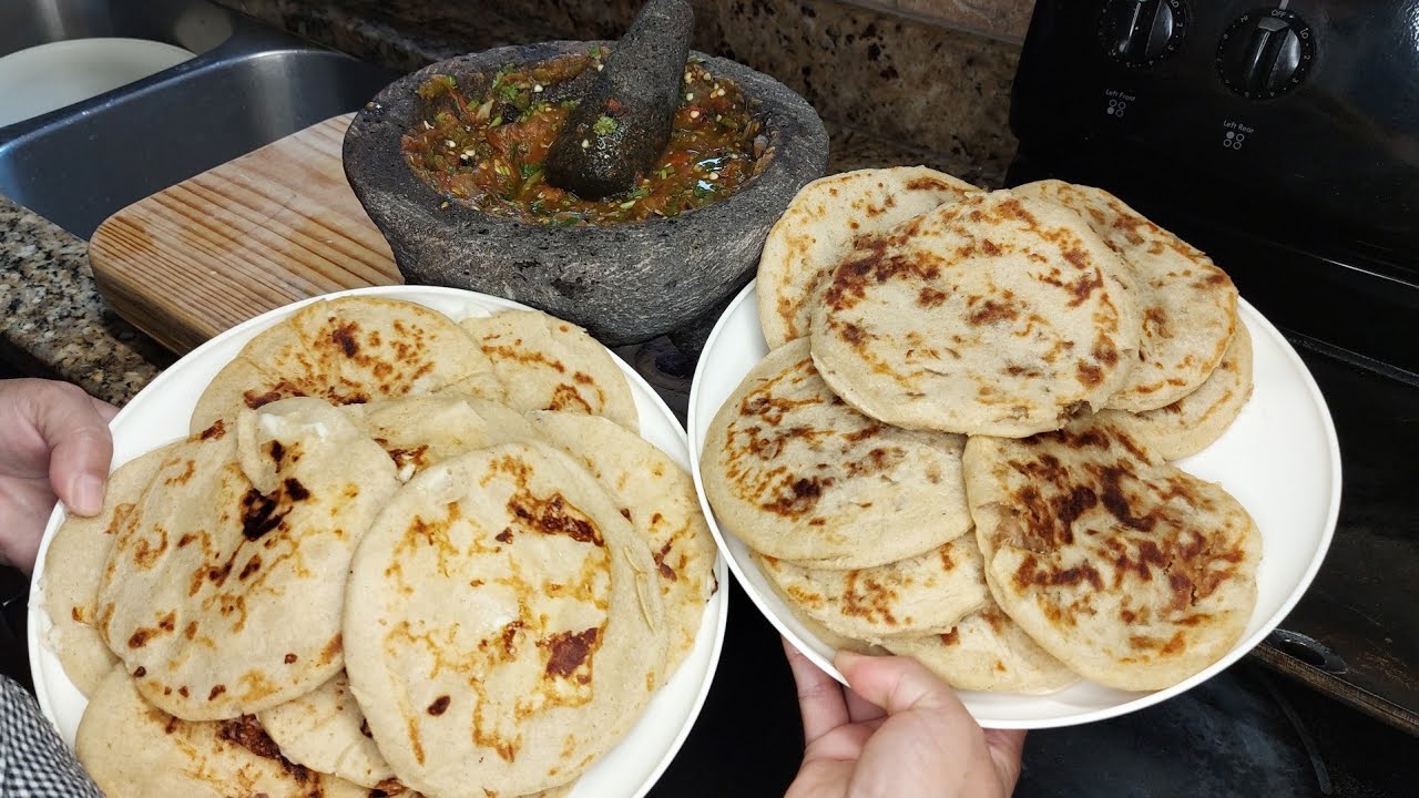 Gorditas con maseca rellenas de queso oaxaca y de carnitas y salsa de molcajete paso a paso