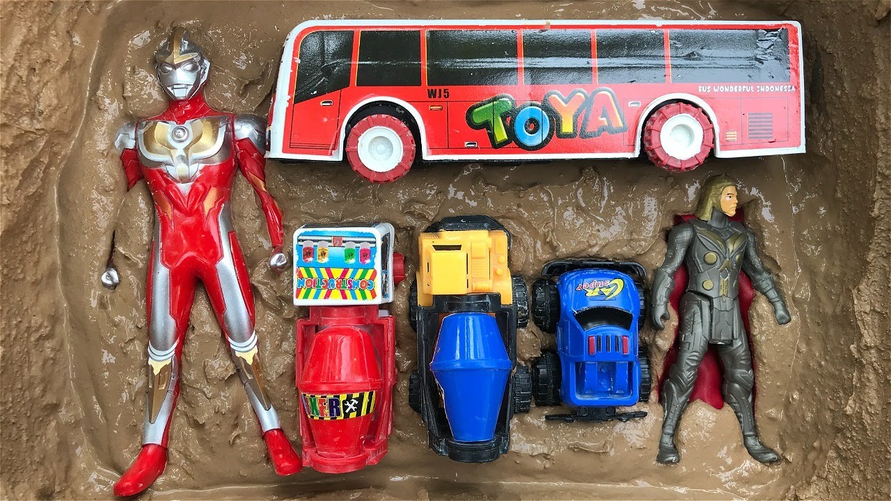 ULTRAMAN!! Membersihkan mainan berlumpur bus tayo, truk molen, mobil ...