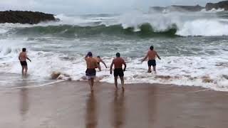 CHICARRONES DEL NORTE BAÑÁNDOSE EN EL MAR CANTÁBRICO