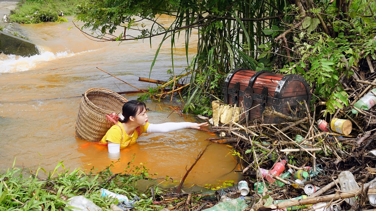 REWIND TIMELAPSE - The Poor girl unexpectedly discovered many valuable treasures 💵💵