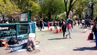 Only in New York- Street Massage by the infamous Lou Dong in Union Square (ASMR)