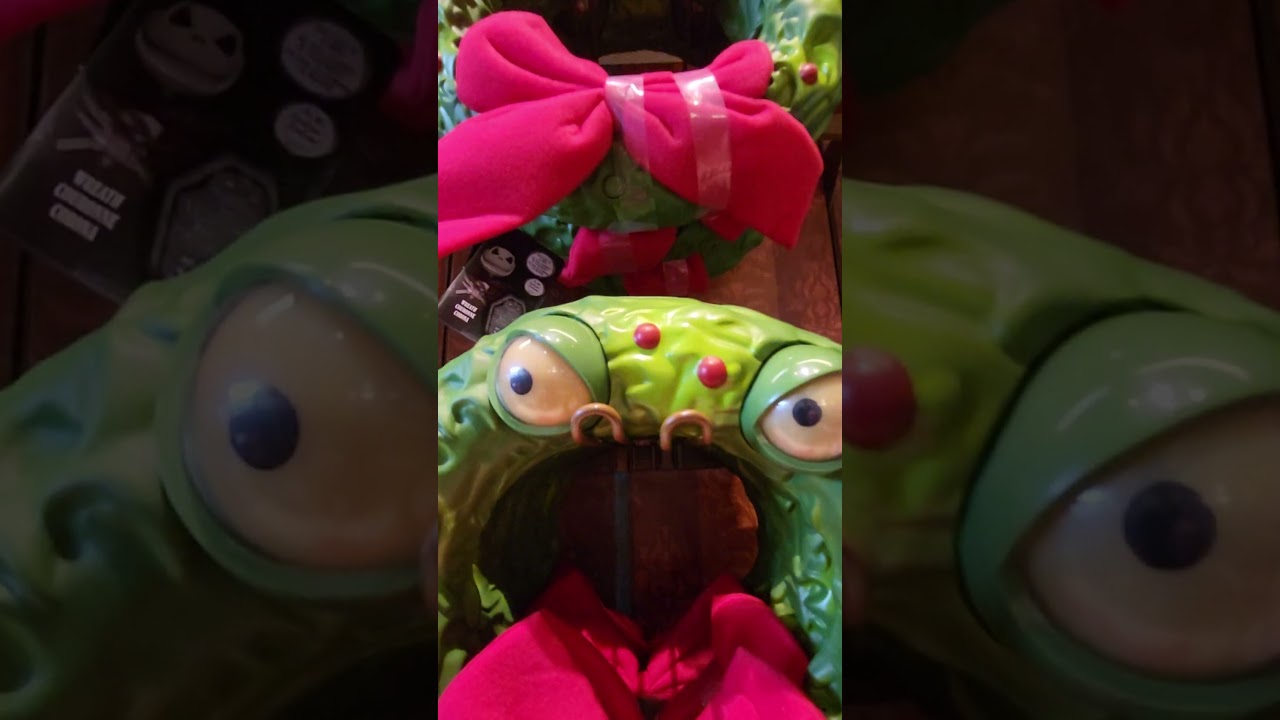 Spooky Animated Wreath with Moving Eyes 