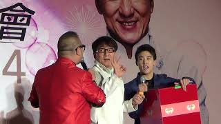 Jackie Chan accepts congratulations,cry and plays with fans