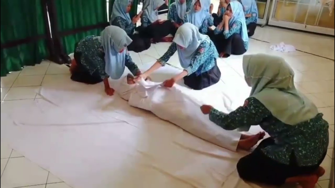 PRAKTEK MENGKAFANI JENAZAH || KELOMPOK 2 || KELAS IX-A || SMP NEGERI 2 WANGON