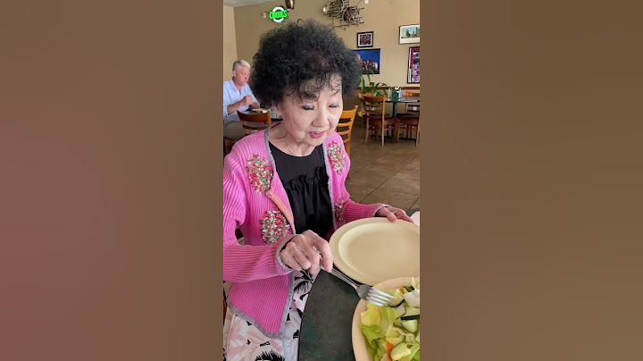 My 90 Year Old Mom, Joanne Enjoying Her Lunch a Fuzzy’s Pizza #joanneismymom #styledbyjoanne #pizza