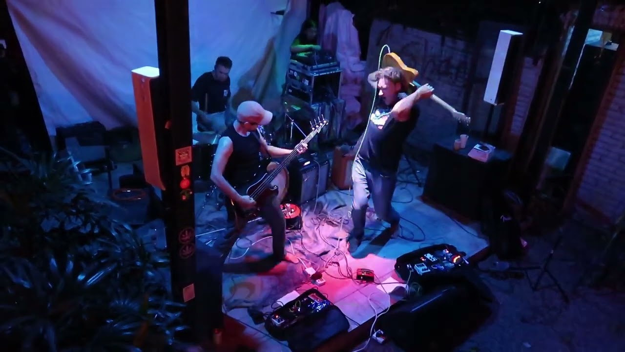 FuzzMonkey Superbuzz - Nico Broke the Fan (live)