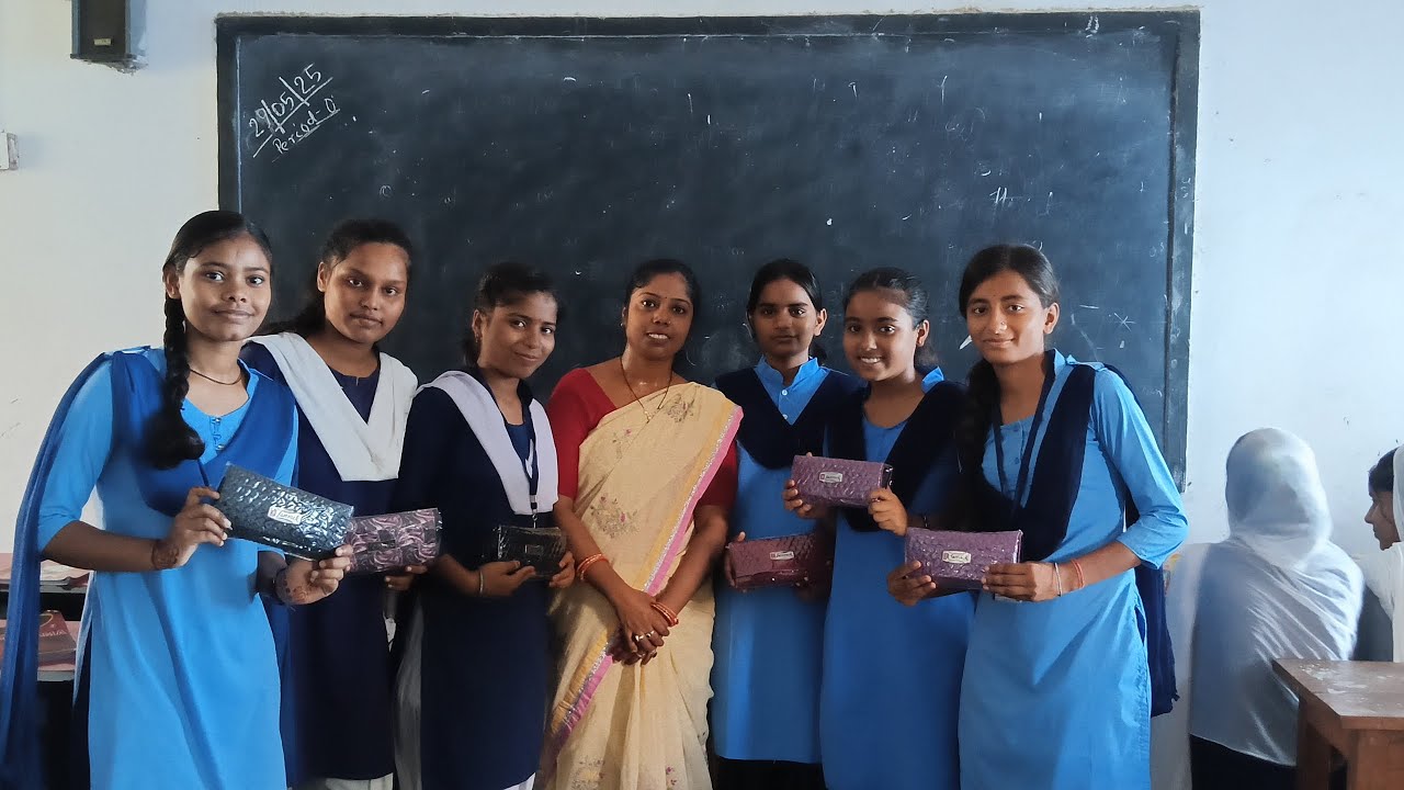 विश्व माहवारी दिवस के अवसर पर विभिन्न कार्यक्रम में भाग ली हुई बच्चियों के बीच उपहार भेंट करते हुए