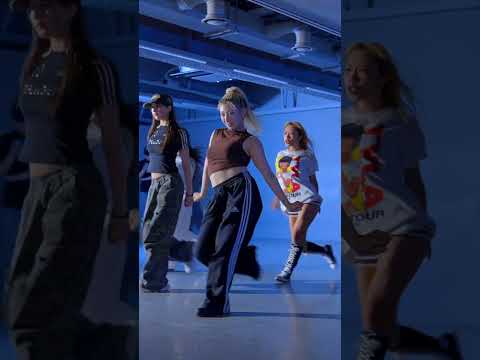 Look at👀✨ @queen._b__ Can’t look away 🤎 #comingout #choreography
