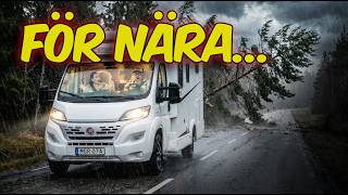 Träden Faller Runt Husbilen Stormen Dave I Full Styrka