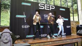 De Fam Perform supergirls