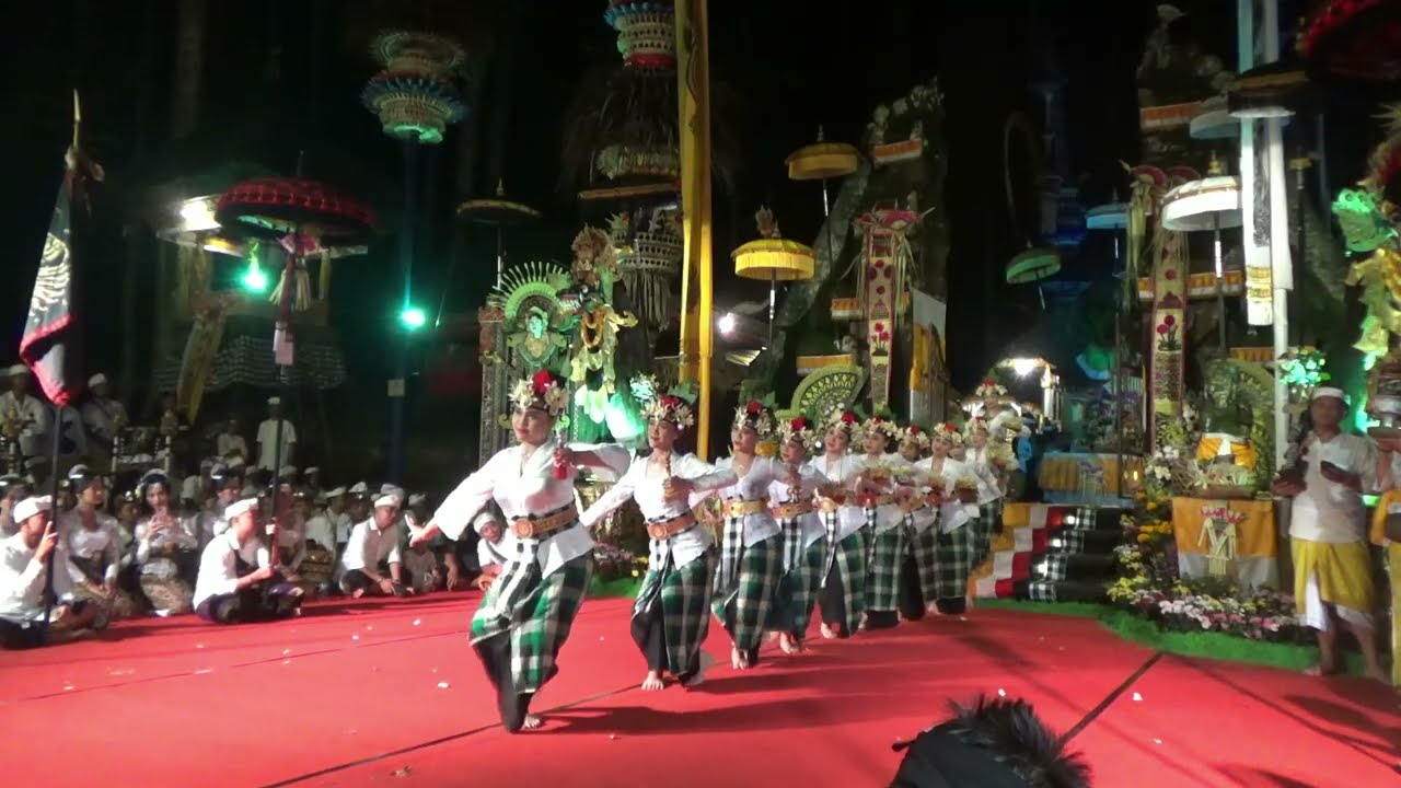 TARI PENDET PEMENDAK PURA PUCAK SARI SANGEH