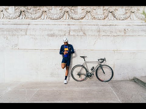 Video: Santini v boji proti koronaviru vyměnil cyklistické oblečení za roušky