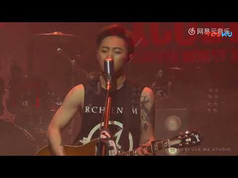 《平凡之路》万人大合唱版，太震撼了！！很有感觉，默默的听，默默的哭。