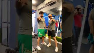 Pawan Singh और Vishal Singh एक सथ Gym करत हए