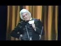 Capture de la vidéo Charlie Rich Sets Fire To John Denver's Cma Slip 1975