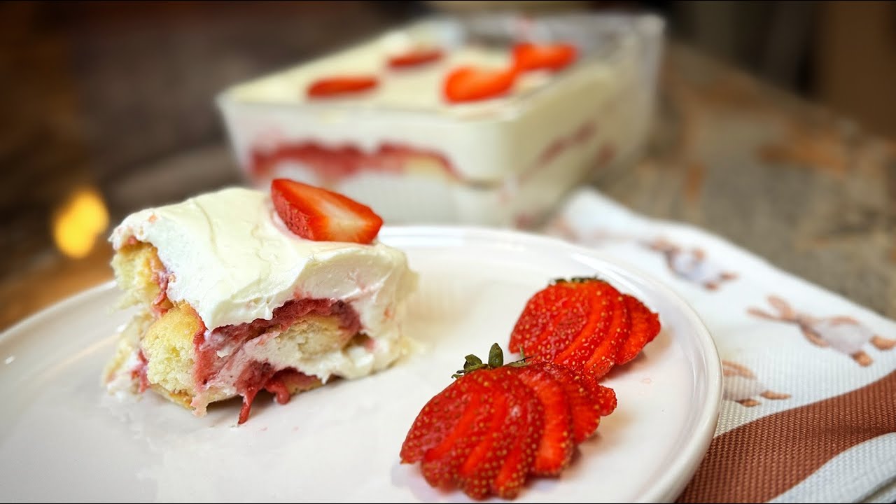 Everyone Is Making This Strawberry Tiramisu Right Now 🍓 