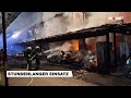 Reihenhäuser und fünf Autos bei Großbrand zerstört | krone.tv NEWS