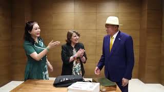 Download Lagu Mr. Li Jinyuan welcome  H.E ROSALIA ARTEAGA SERRANO, the 49th PRESIDENT of the Republic of Ecuador. MP3