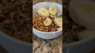 Rompiendo mi ayuno intermitente con granola hecha en casa, yogurt vegano y banana.