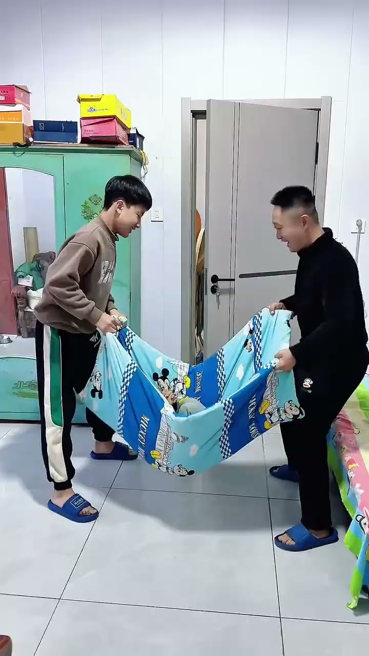 小家伙的睡前模式，小米宝太幸福了！#Cute baby#Cute#呆萌小米宝#聪明宝宝#萌娃