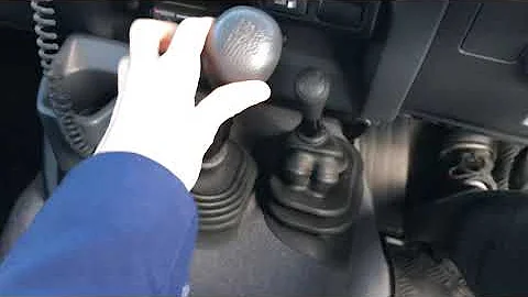 2017 Toyota Landcruiser 70 gear shifting