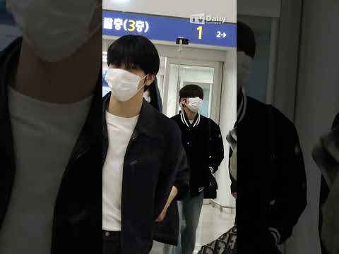 #TXT &amp;#39;느좋 남주들의 등장신💕&amp;#39; <strong>남주가</strong> 다섯 명인 드라마네... #투모로우바이투게더 투바투 #수빈 #연준 #범규 #태현 #휴닝카이 #공항패션 #short