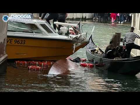 Video MOTOSCAFO IMPAZZITO TRAVOLGE GONDOLA A RIALTO
