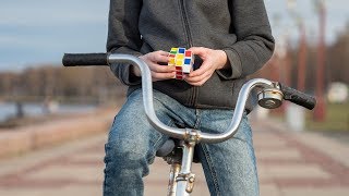 Собрал кубик Рубика во время езды на велосипеде