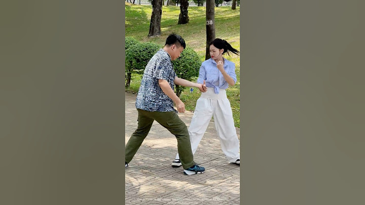 [1493] woman defends herself when her hand is grabbed #kungfu #martialarts #defense #kravmaga #army