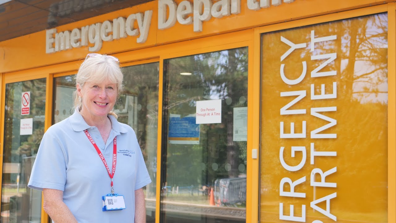 What does an emergency department volunteer do?