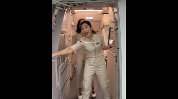 Intip Pramugari Cantik Super Air Jet saat Menutup Pintu Pesawat Airbus A320-200