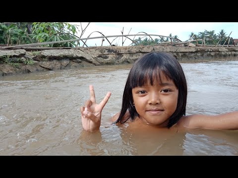 Mandi di sungai desa kejene