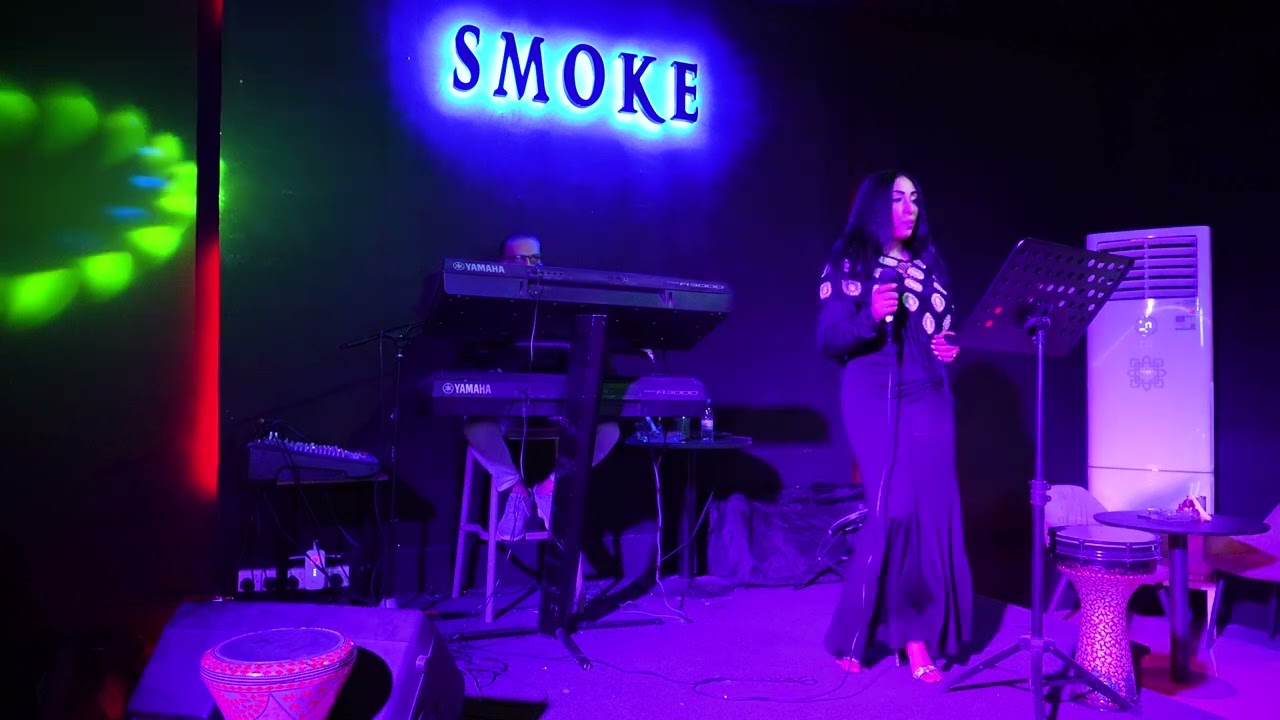 الفنانة غلا العمر بمقهى سموك بالاحساء مع العازف ابو مي