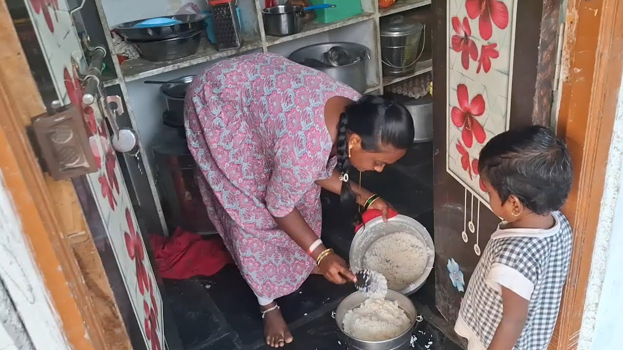 వంకాయ కూర,కాకరకాయ కారం...రెండు పూట్లకి క్యాన్లో అన్నం పెట్టుకొని పనికి బయలుదేరుతున్నాను