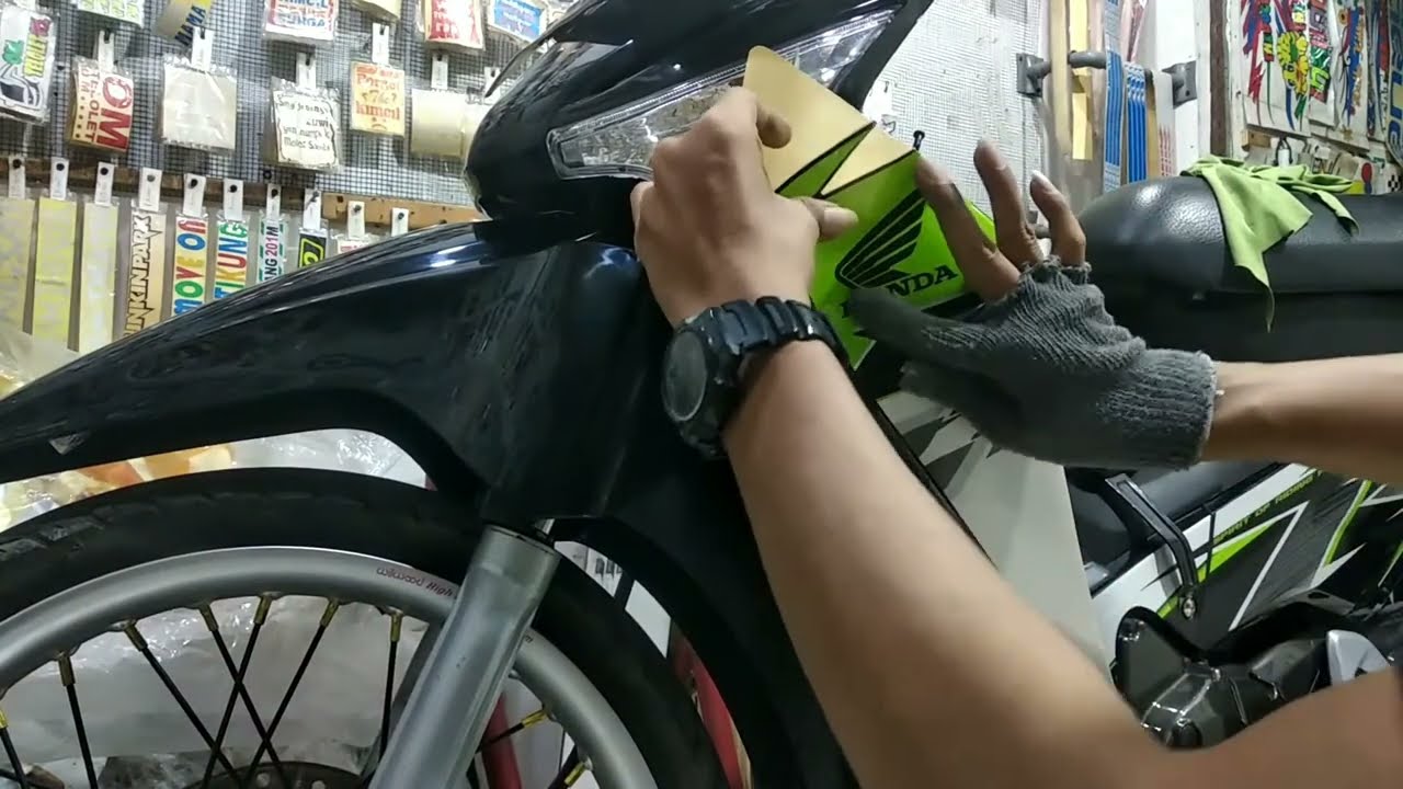 Honda Supra x. Pasang striping sticker standard pabrik