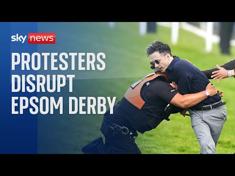 Video: Noul șef al echipei Sky se confruntă cu protestul măștii diavolului la Tour de Yorkshire