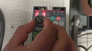 Configuración del VFD Mitsubishi desde el panel frontal