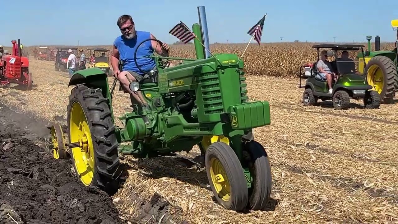 ANTIQUE TRACTOR PLOWING Pontiac tubalcain