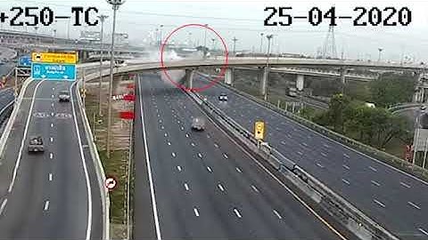 Khoảnh khắc thảm khốc xe container lao từ cầu vượt xuống đường cao tốc, tài xế tử vong