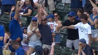 Fan makes INCREDIBLE catch while holding kid! Resimi