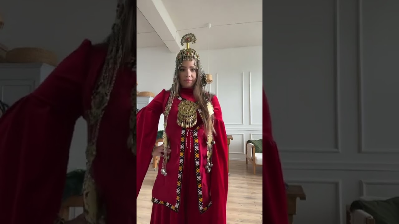 Национальный Туркменский костюм для женщин. Представляете так одеваются в Туркменистане девушки.