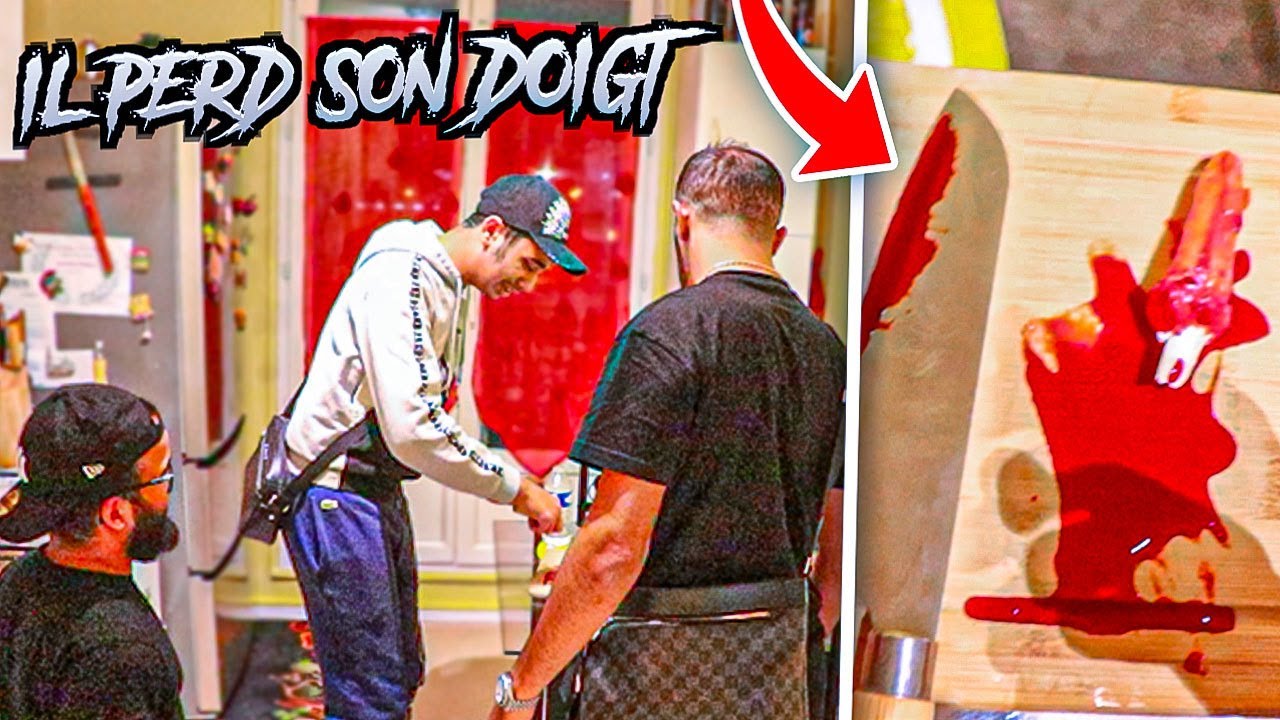 IL SE COUPE LE DOIGT DANS LA CUISINE..
