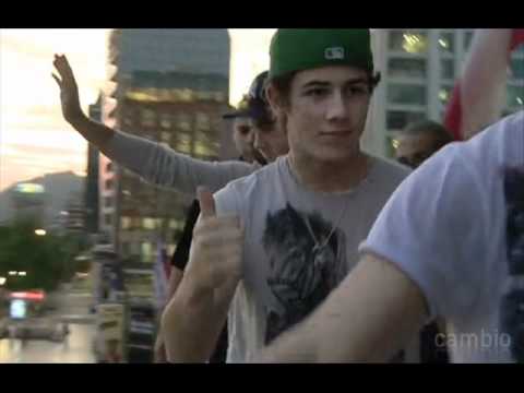 在 YouTube 上观看 Jonas Brothers in Santiago waving to the fans  photos 在 YouTube 上观看 Jonas Brothers in Santiago waving to the fans  photos